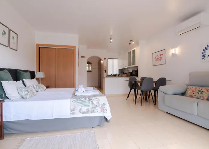 Seacoast Retreat With Pool And Access By Drago Albufeira